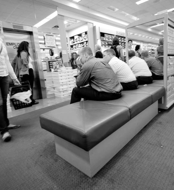 Bored men while their women goes shoe shopping (picture taken with Nikon D80 and Sigma EX 10-20mm F3.5 DC HSM)
