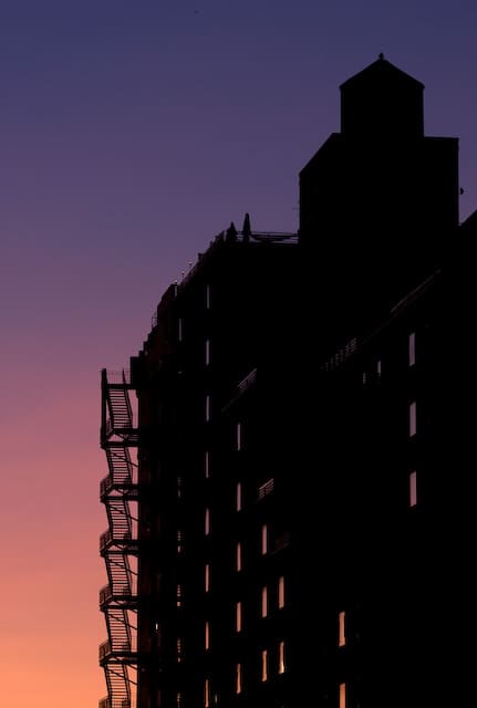 Siluette of a typical New York building (picture taken with Canon EOS 1D Mark III and Canon EF 135mm f/2 L USM )