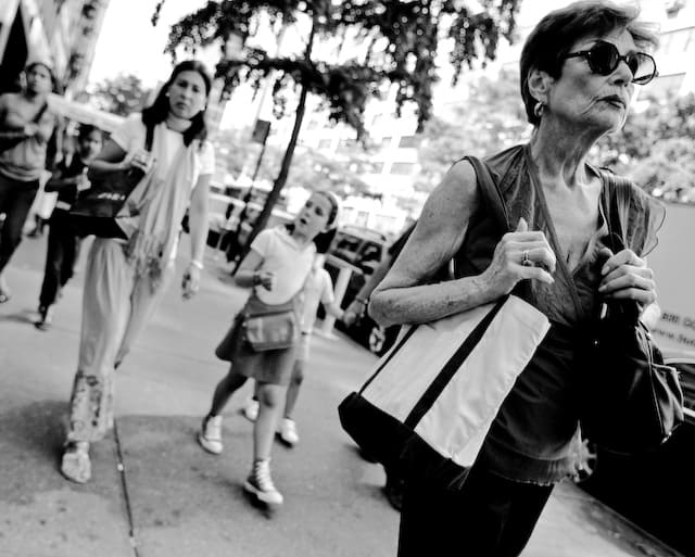 Woman walks the streets of New York (picture taken with Canon EOS 1D Mark III and Canon EF 16-35mm F2.8 L USM)
