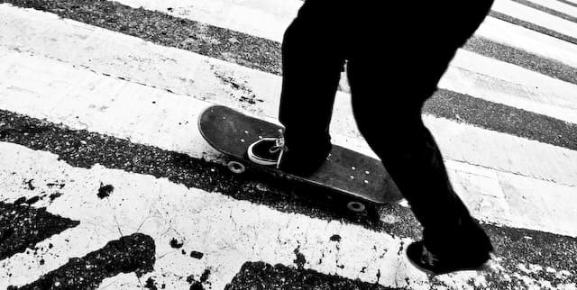 Person with skateboard on pedestrian crossing (picture taken with Canon EOS 1D Mark III and Canon EF 16-35mm f/2,8 L USM)