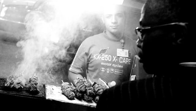 Customer is looking at the meat being cooked (picture taken with Canon EOS 1D Mark III and Canon EF 16-35mm f/2,8 L USM)